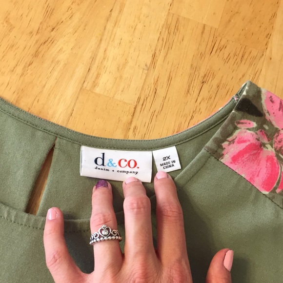 ⭐️Sold⭐️Green floral d&co. Top Size: 2X - Picture 2 of 4
